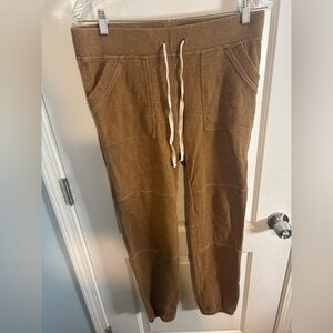 Wilfred Aritzia Tan Textured sweatPants size m EUC